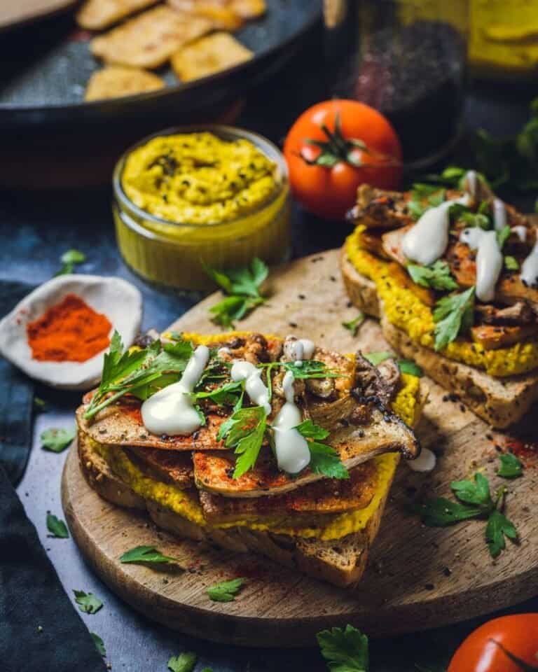 Open sandwiches with curried hummus and tofu slices.