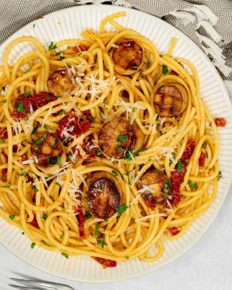 Spaghetti with king oyster mushroom scallops.