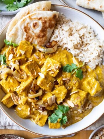 Tofu korma topped with fresh coriander, almonds and fried onions.